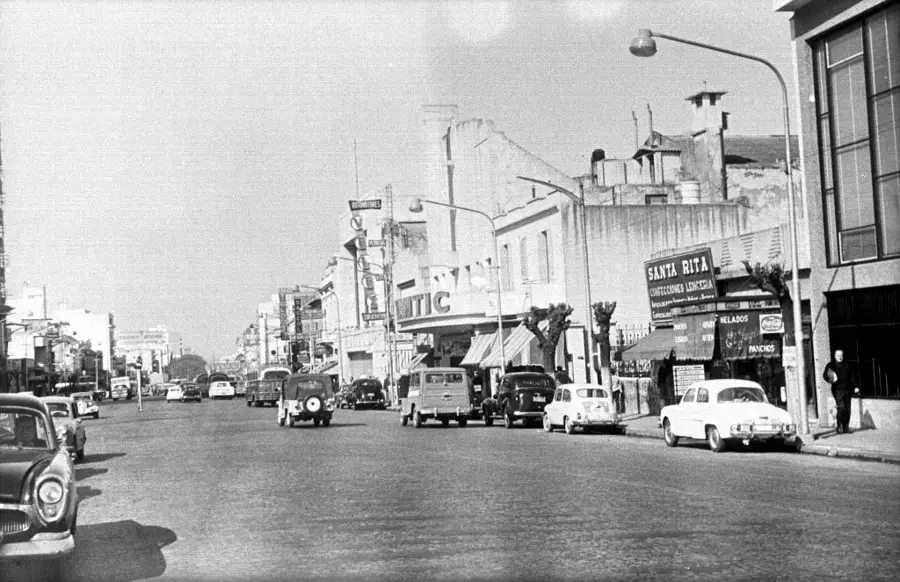 Avenida Maipú en Olivos en 1964, con el cine Atlantic y comercios