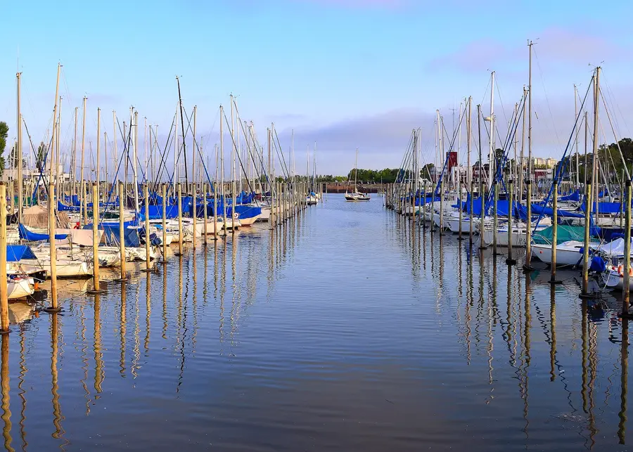 Veleros amarrados en el Puerto de Olivos al atardecer